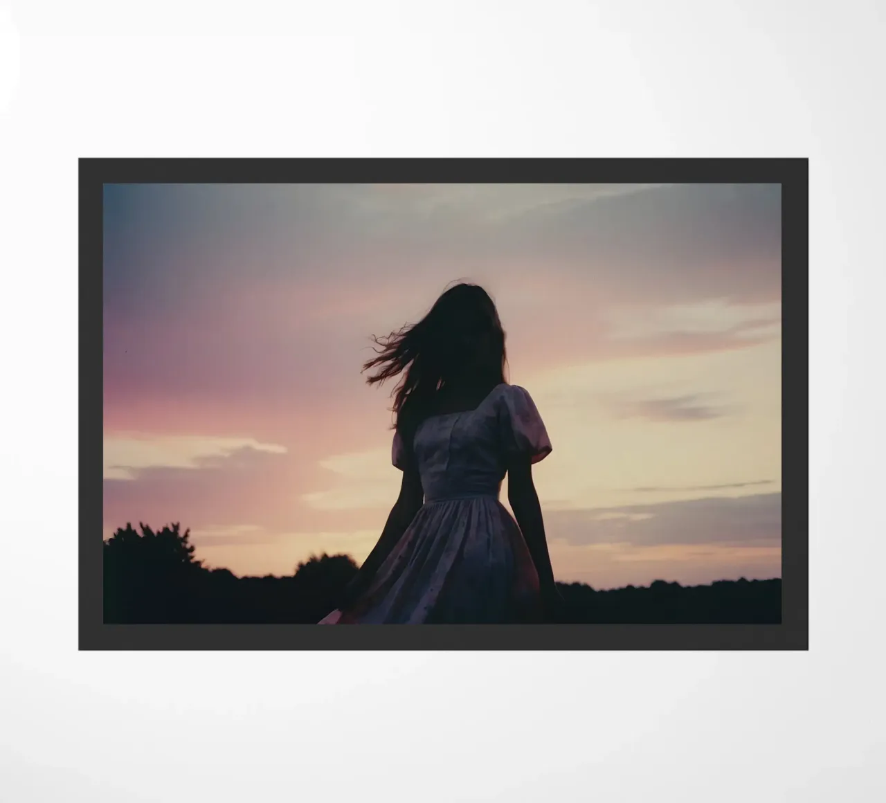 sagoma di una ragazza in abito con maniche a sbuffo zerbino da serinae