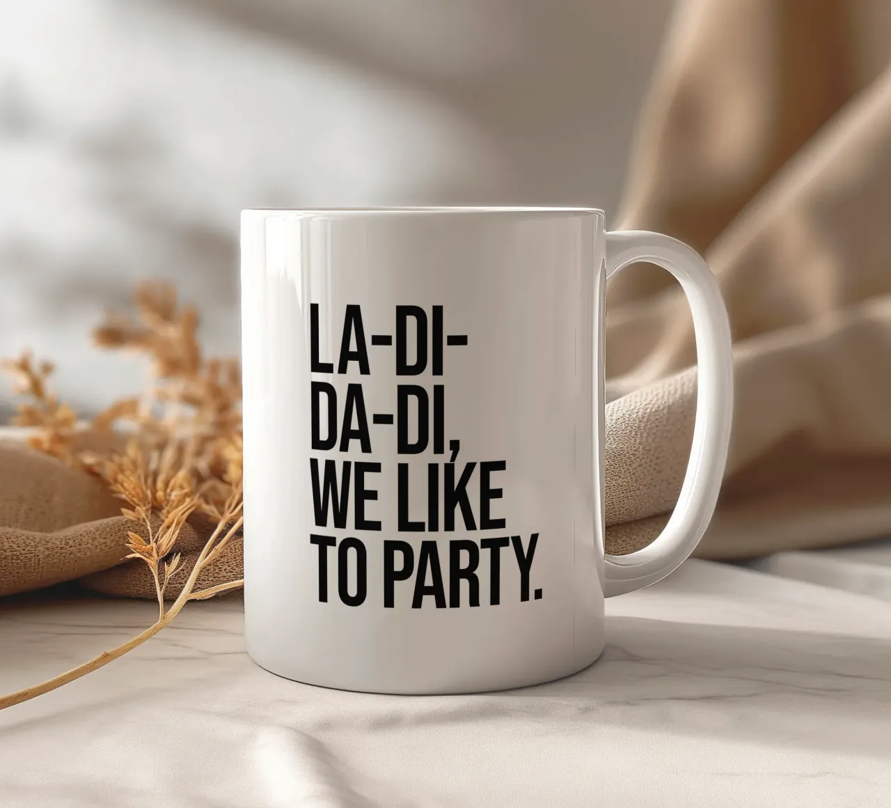 Wir lieben es zu feiern Zitat Keramik Tasse von Paigaam Studio
