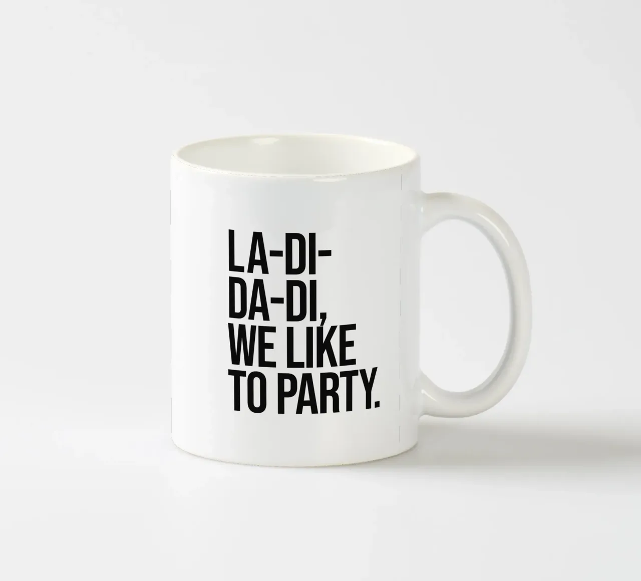 Wir lieben es zu feiern Zitat Keramik Tasse von Paigaam Studio