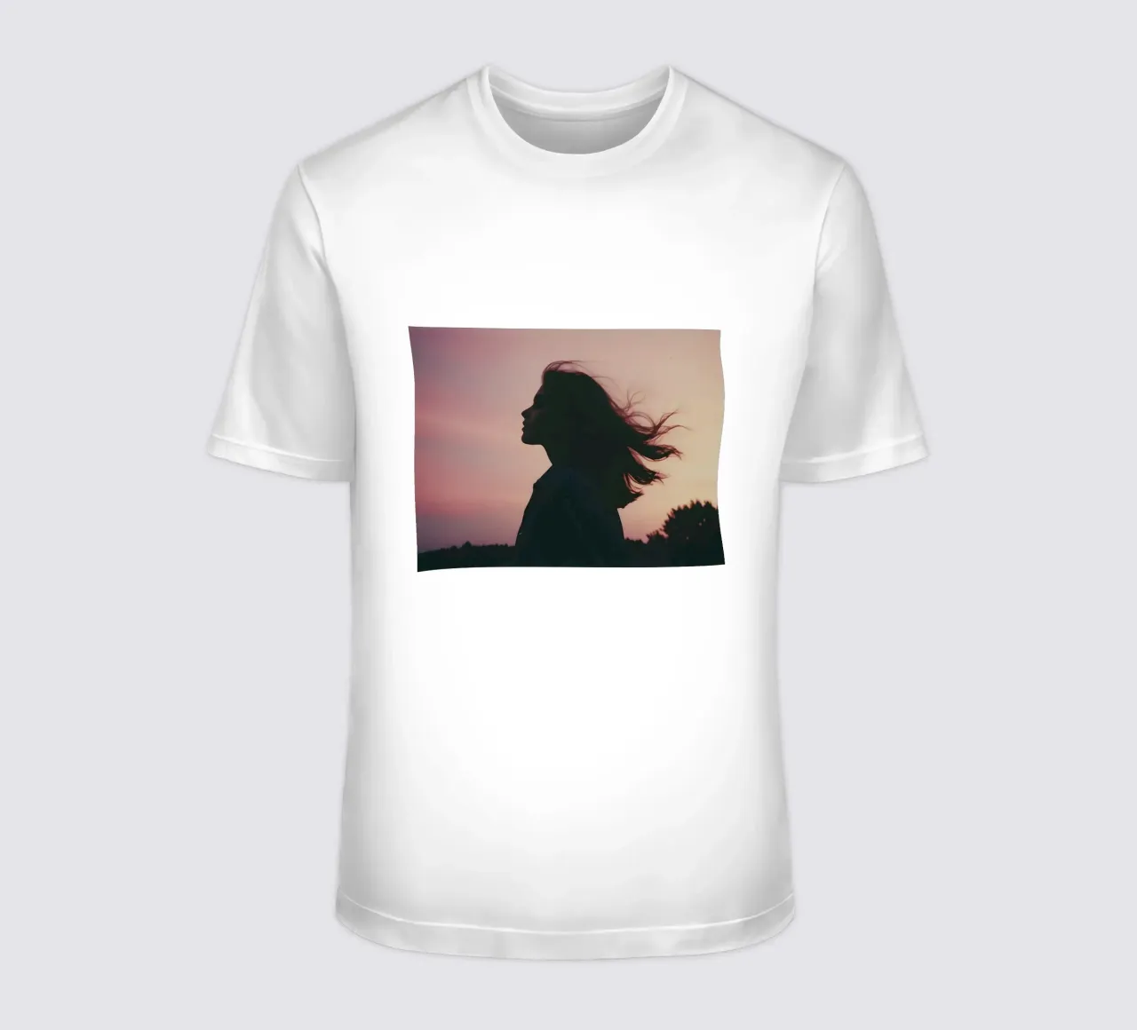sagoma di una ragazza con i capelli mossi dal vento t-shirt da serinae