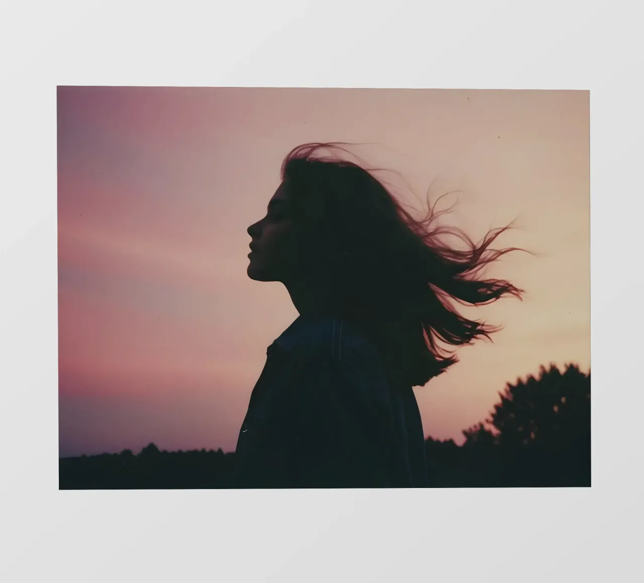 sagoma di una ragazza con i capelli mossi dal vento pellicola backlit da serinae