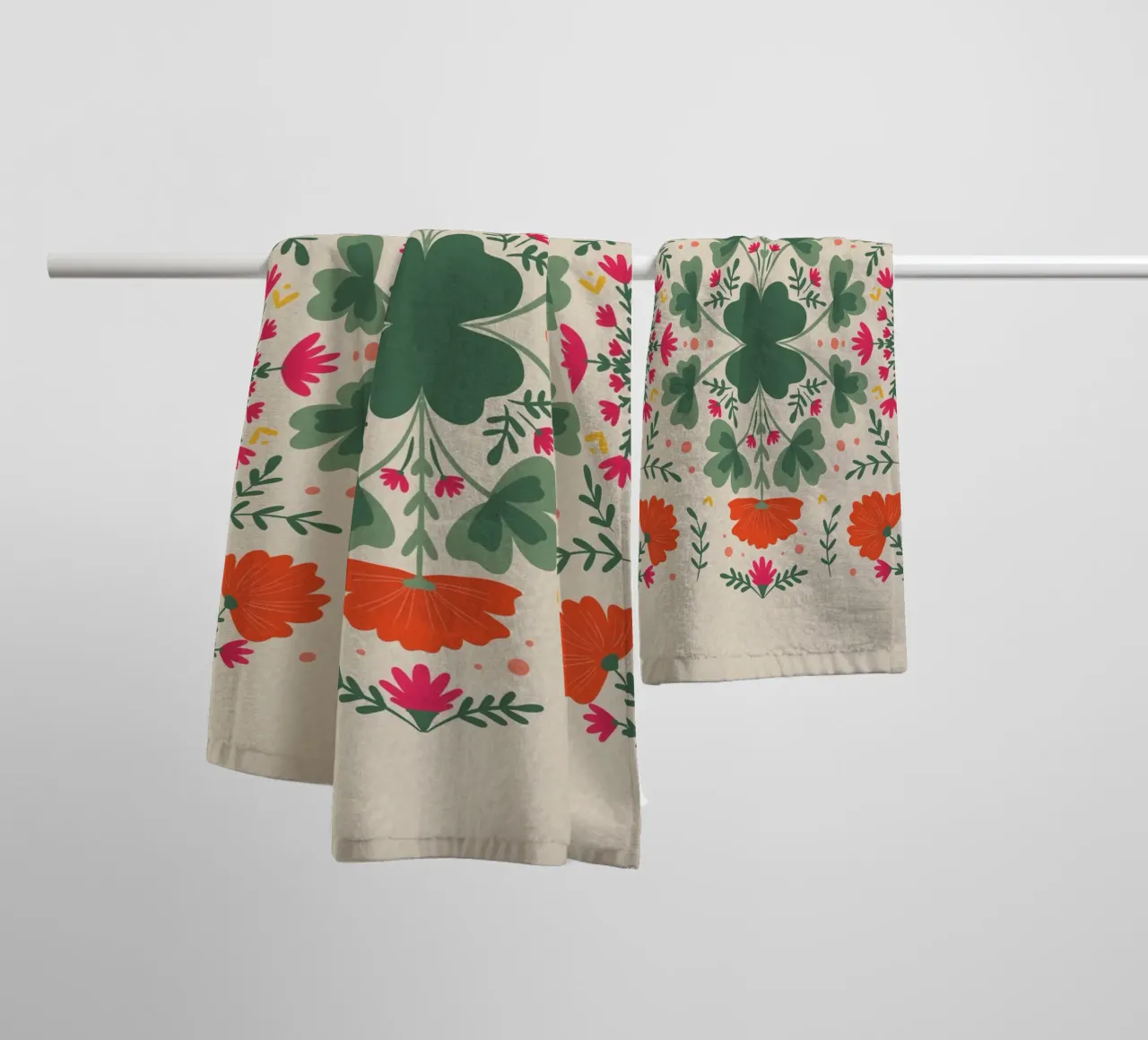 Trifogli e fiori - verde e beige asciugamano da bagno da Wackapacka