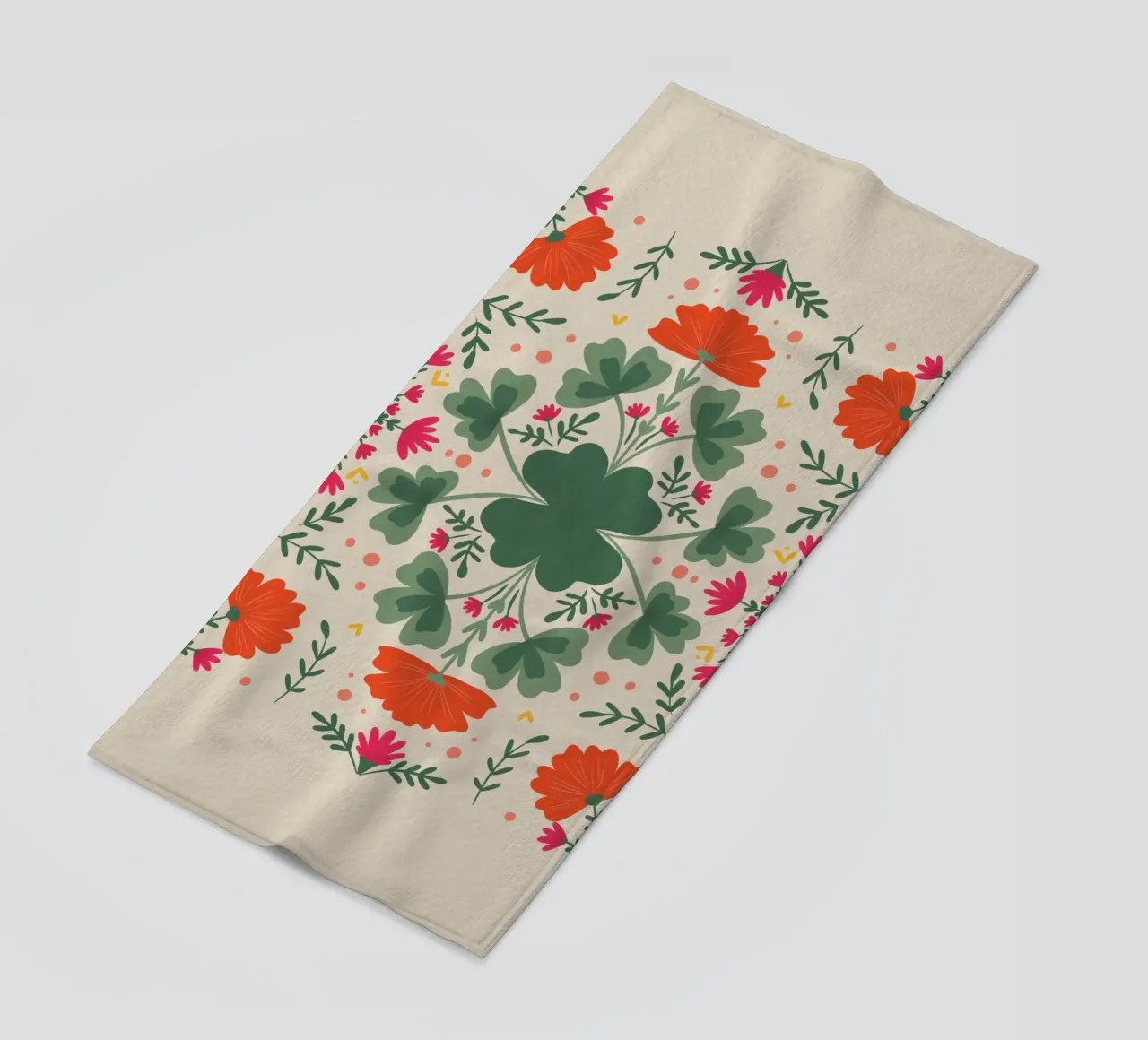 Trifogli e fiori - verde e beige telo mare da Wackapacka