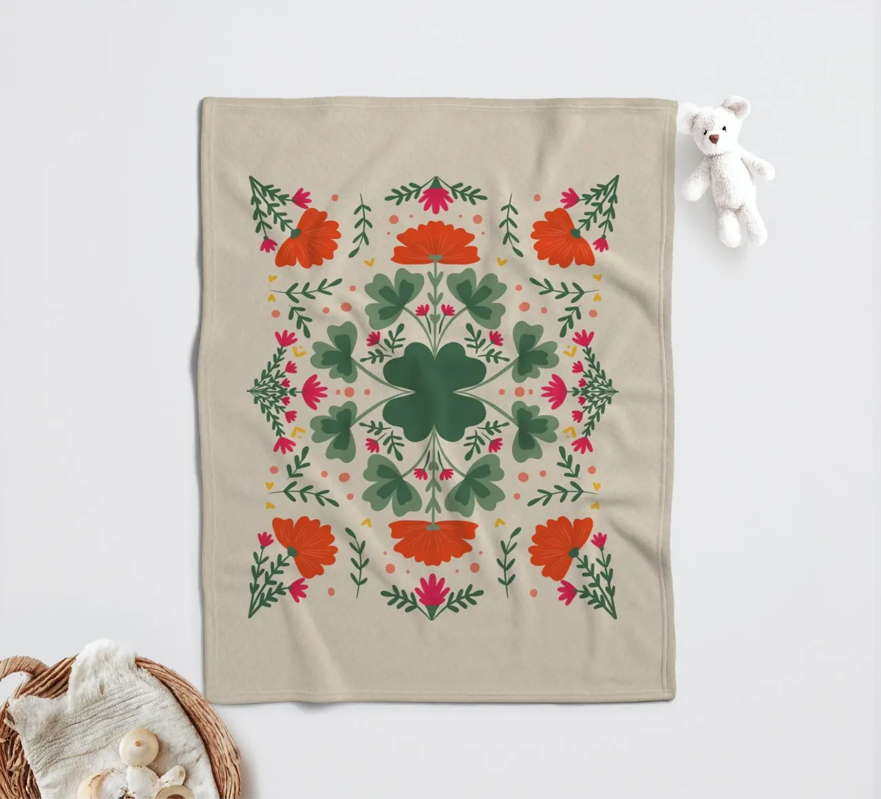 Trifogli e fiori - verde e beige coperta in pile da Wackapacka