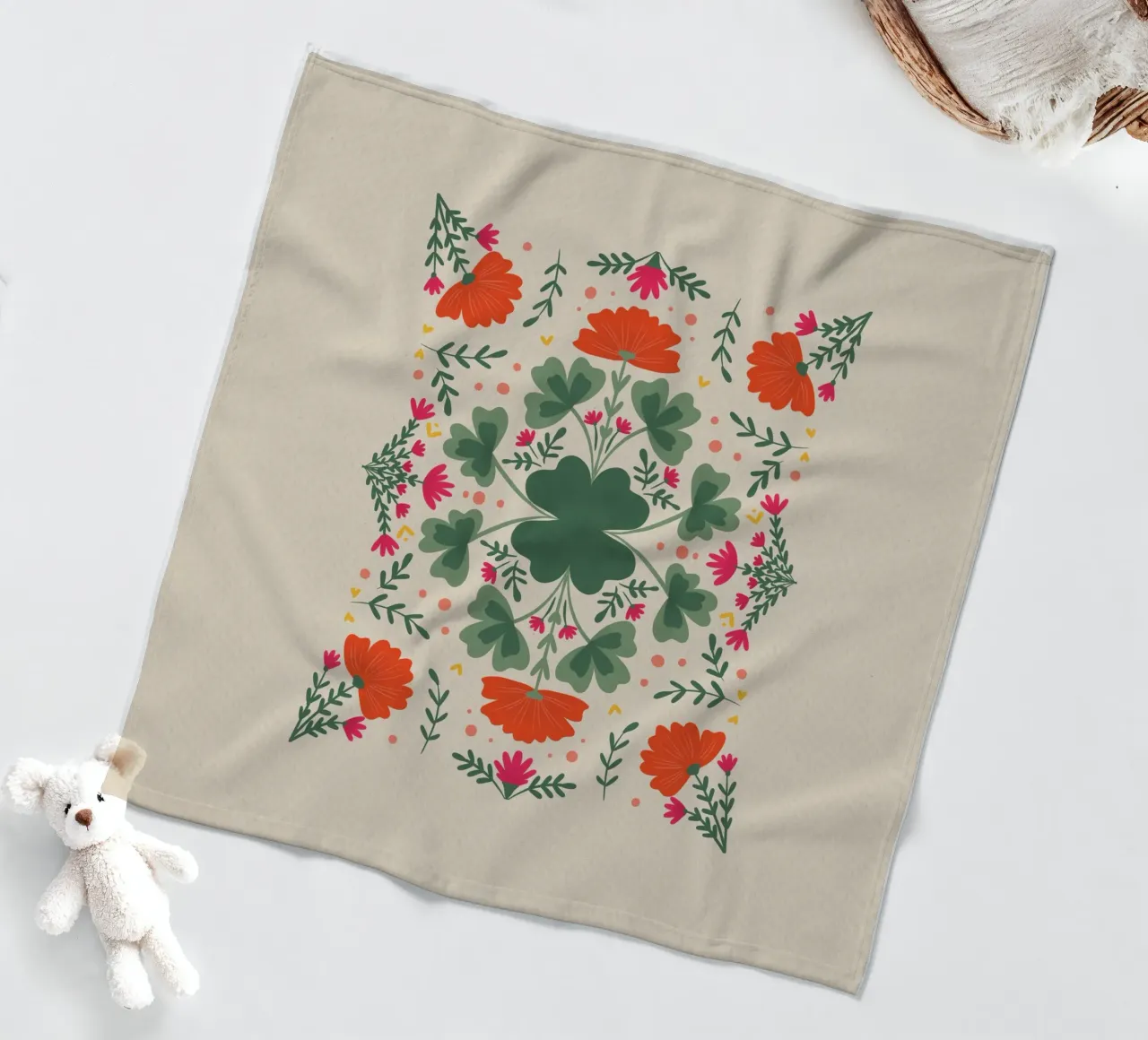 Trifogli e fiori - verde e beige coperta in pile da Wackapacka