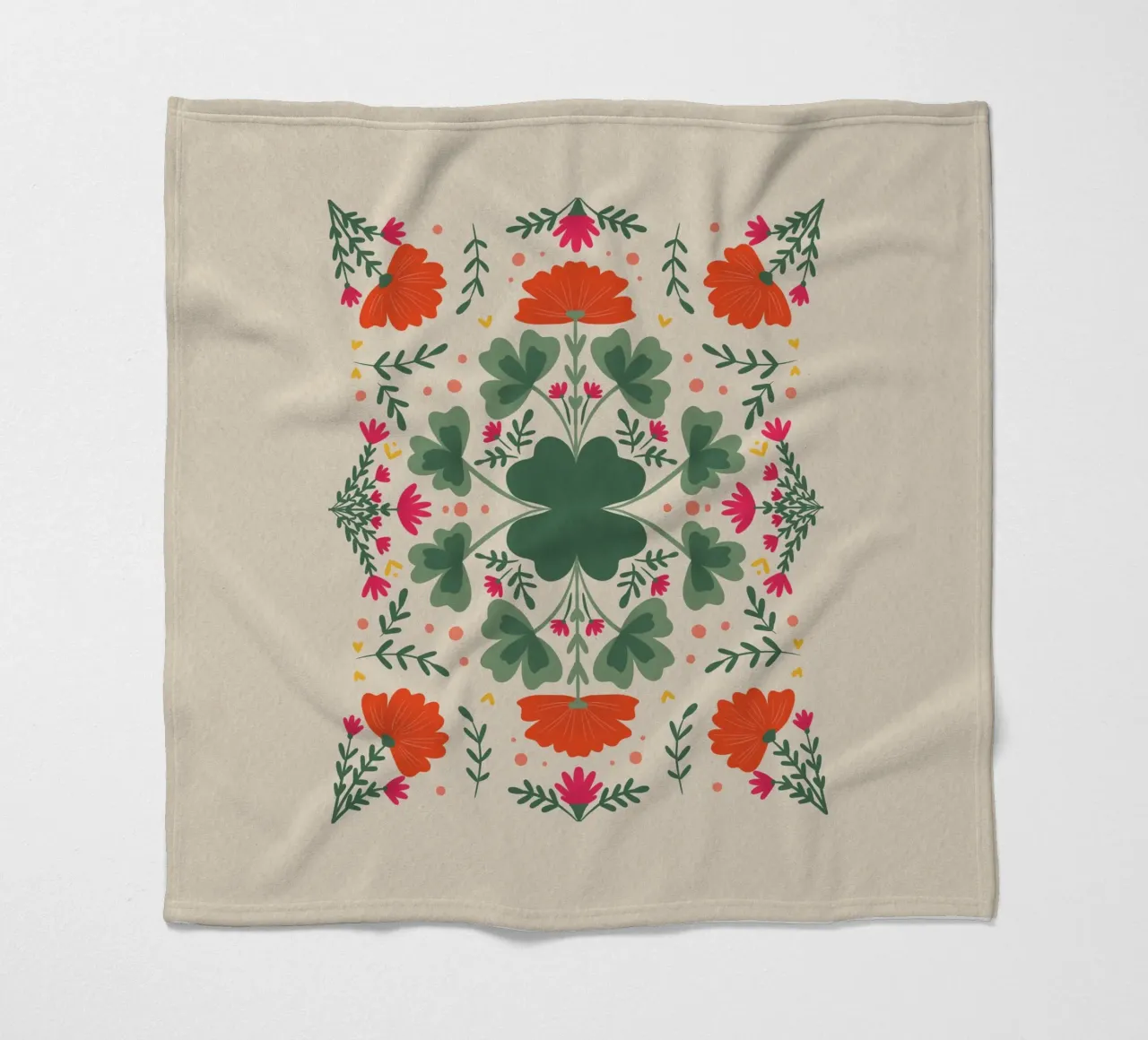 Trifogli e fiori - verde e beige coperta in pile da Wackapacka