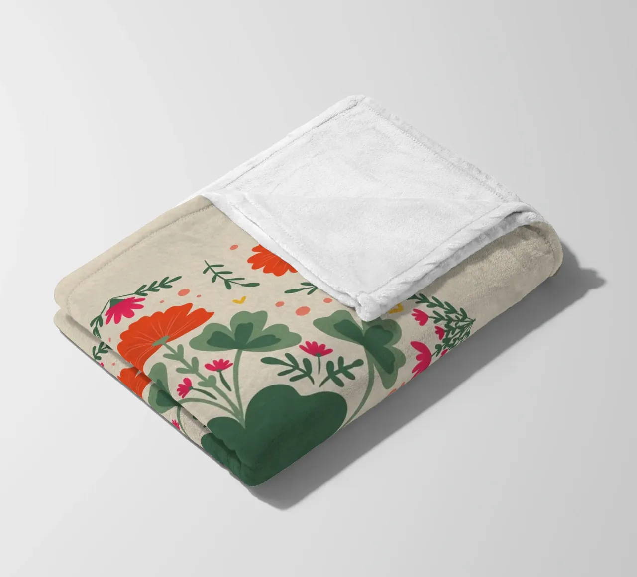 Trifogli e fiori - verde e beige coperta in pile da Wackapacka