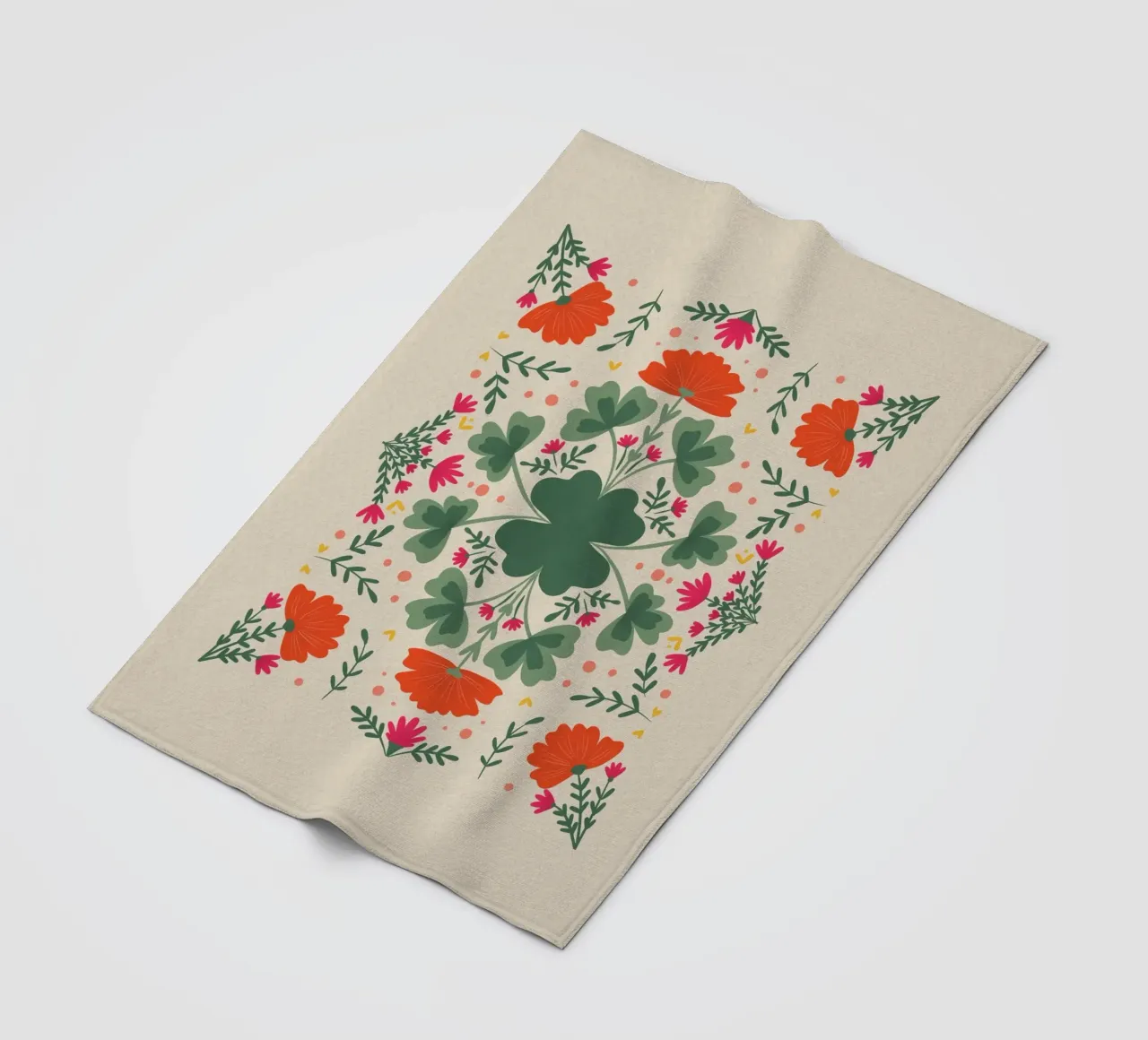 Trifogli e fiori - verde e beige coperta in pile da Wackapacka