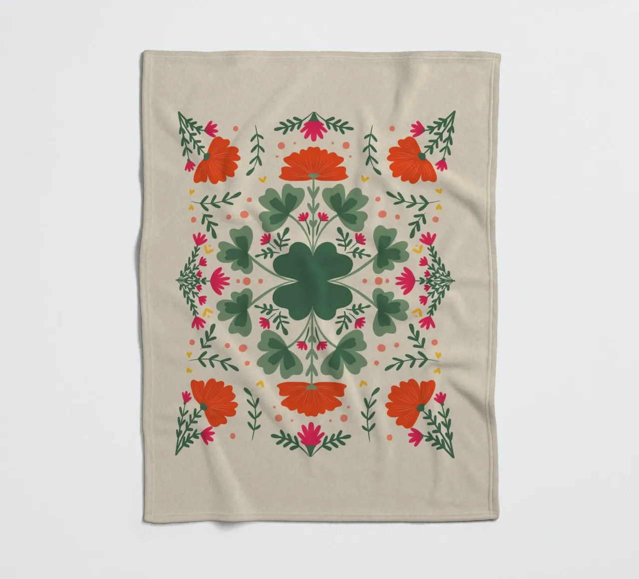 Trifogli e fiori - verde e beige coperta in pile da Wackapacka