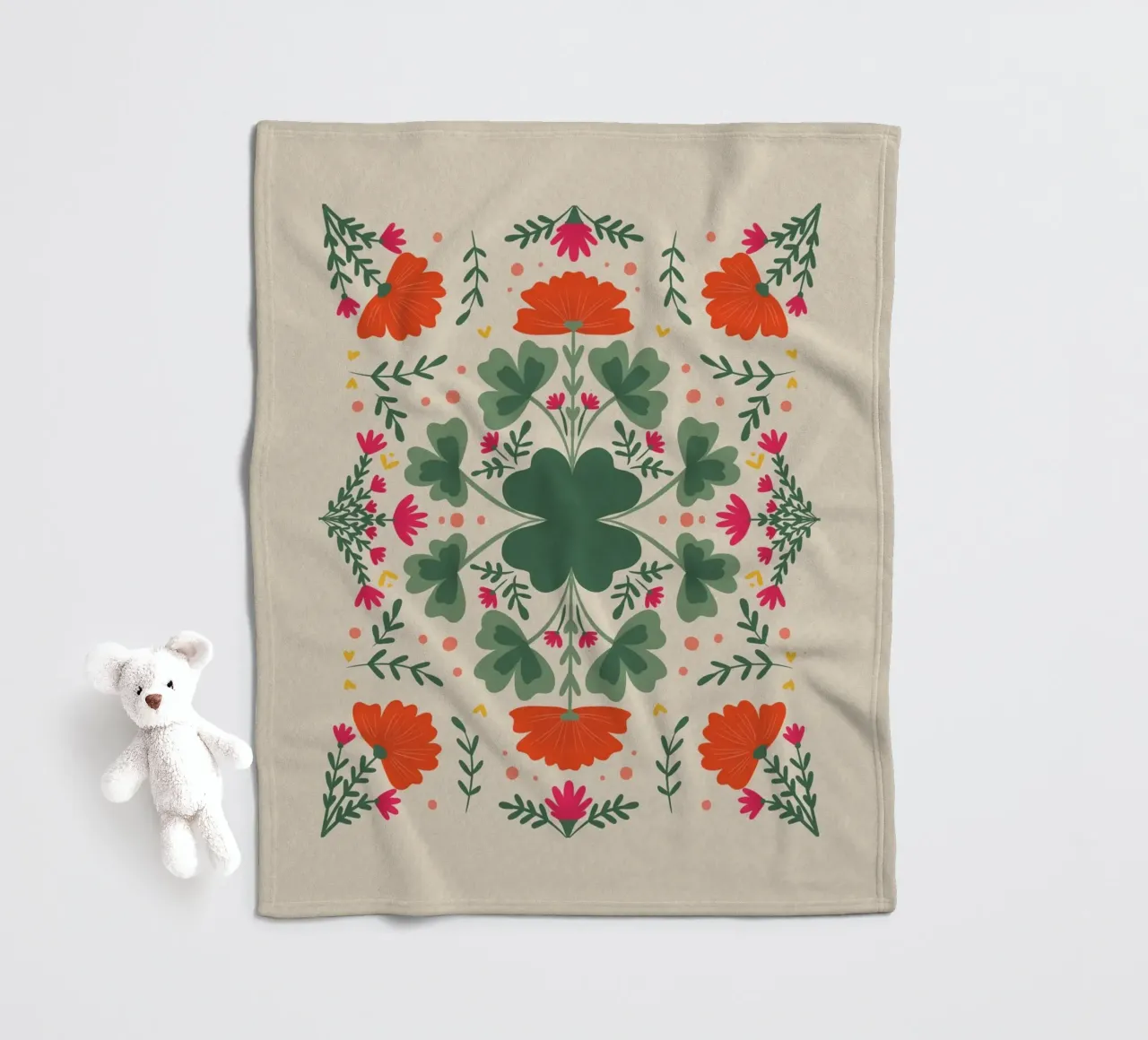 Trifogli e fiori - verde e beige coperta in pile da Wackapacka