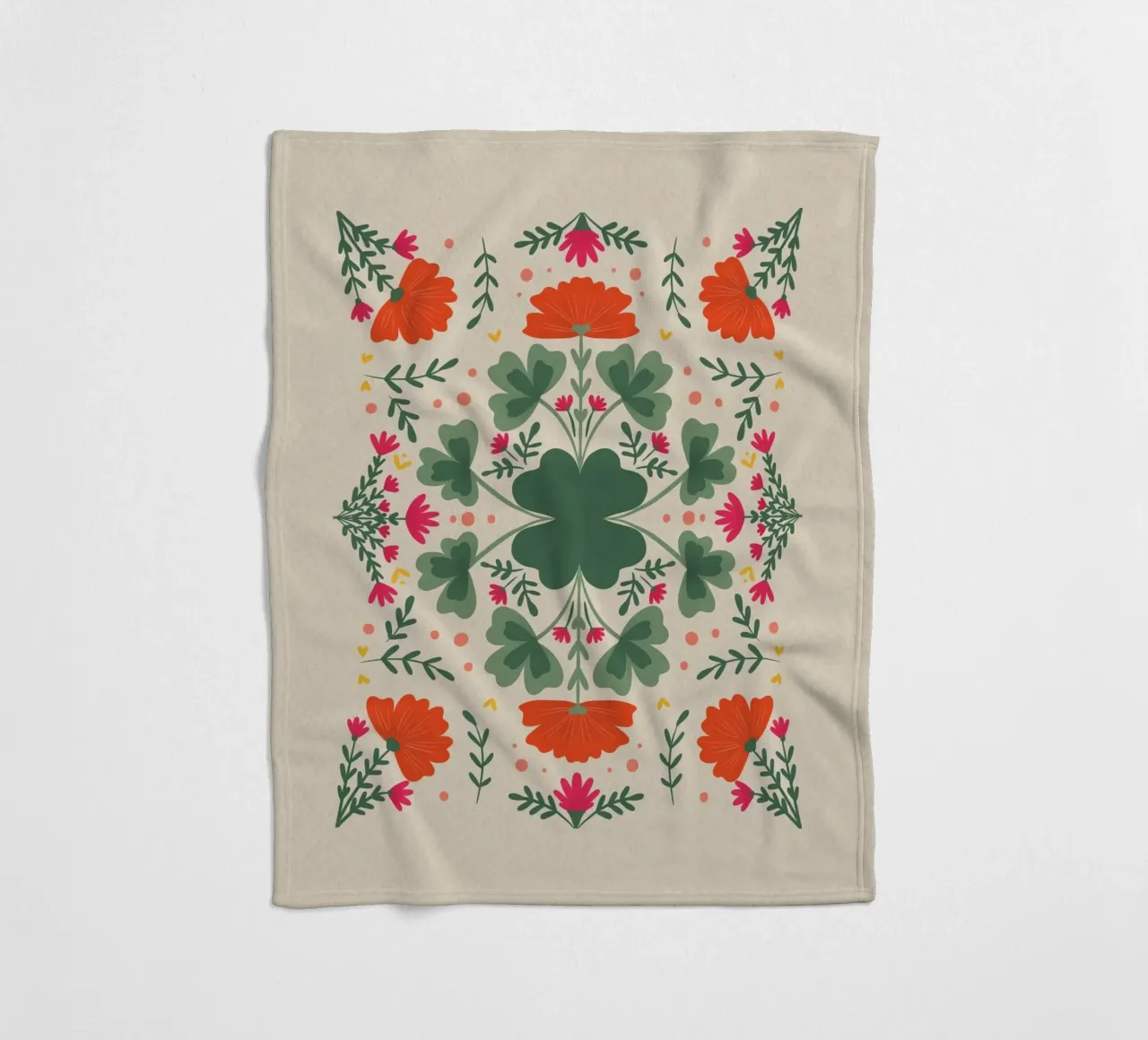 Trifogli e fiori - verde e beige coperta in pile da Wackapacka