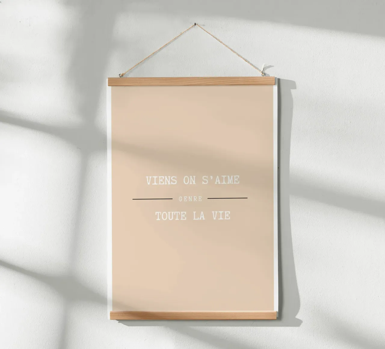 Viens on s'aime (Rose) poster avec cadre en aluminium de Idées & Création