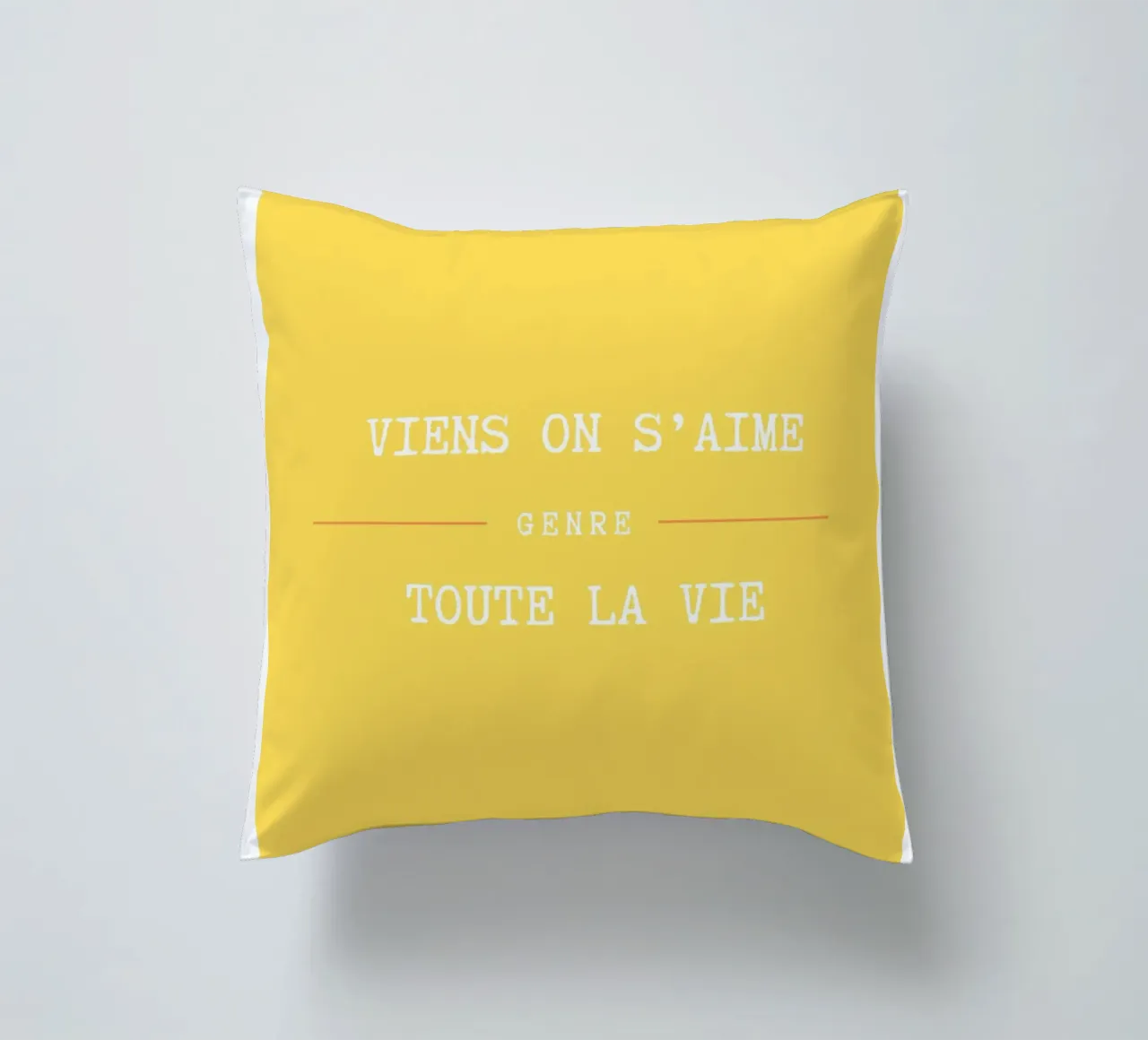 Viens on s'aime (Jaune) Kissen von Idées & Création