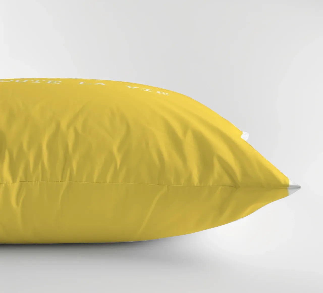 Viens on s'aime (Jaune) decorative cushion by Idées & Création