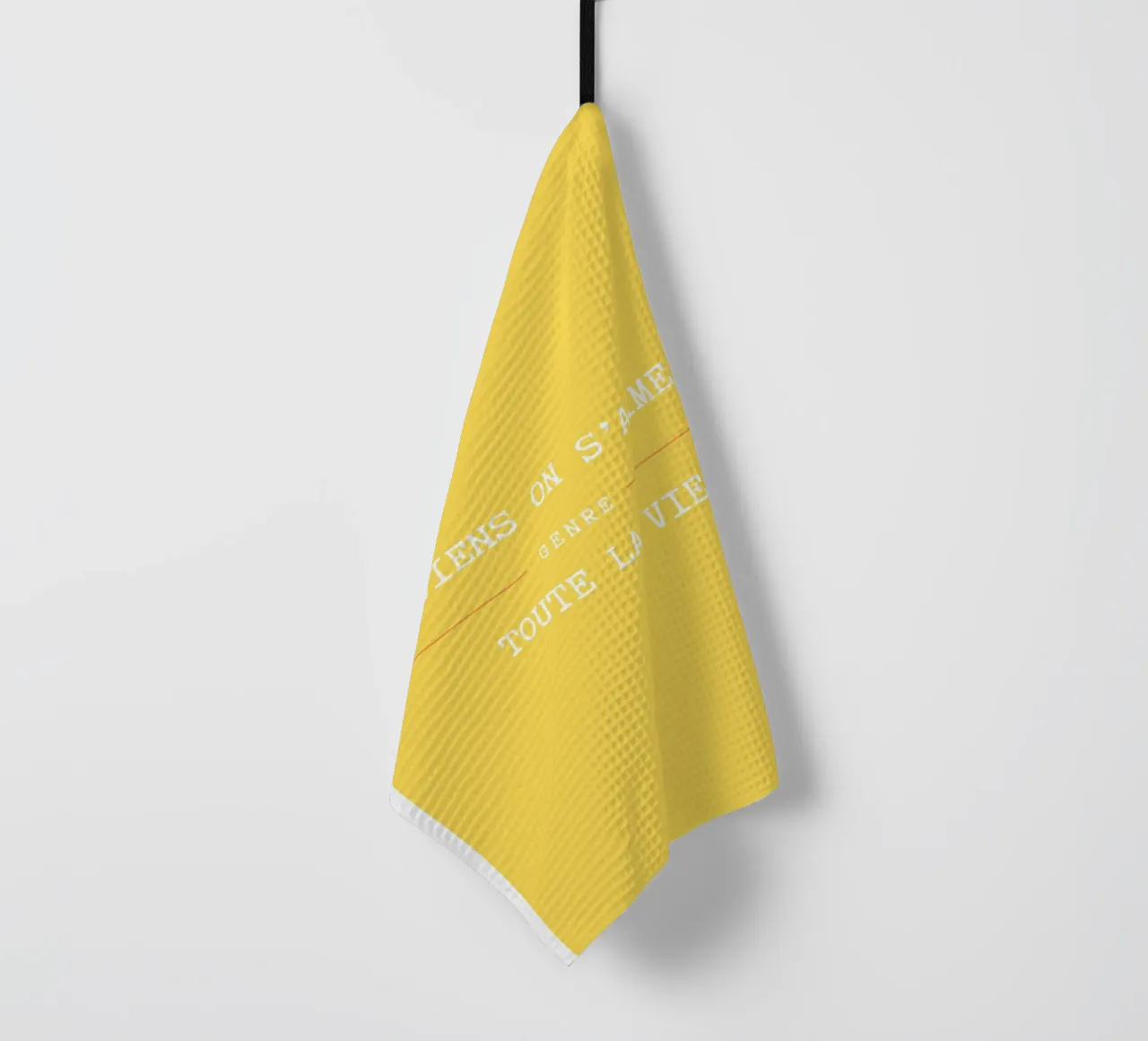 Viens on s'aime (Jaune) tea towel by Idées & Création