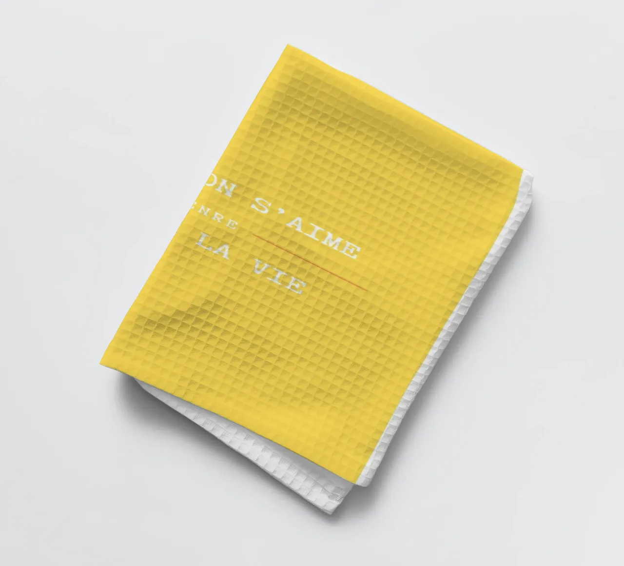 Viens on s'aime (Jaune) tea towel by Idées & Création