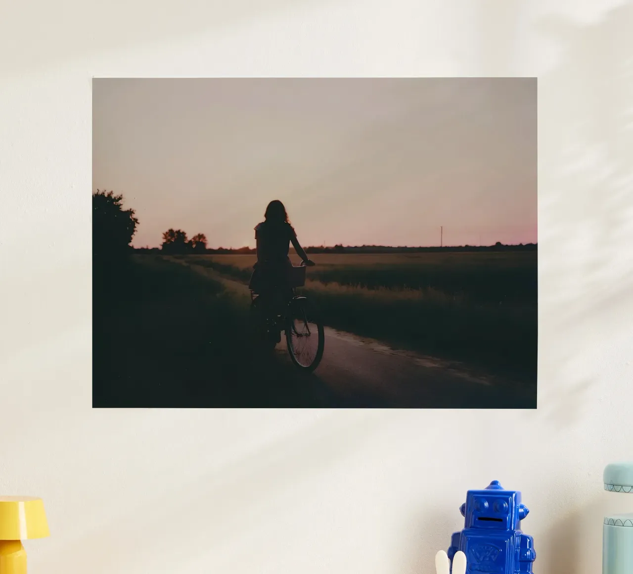 silhouette di una ragazza in bicicletta su una strada di campagna poster con telaio in legno da serinae