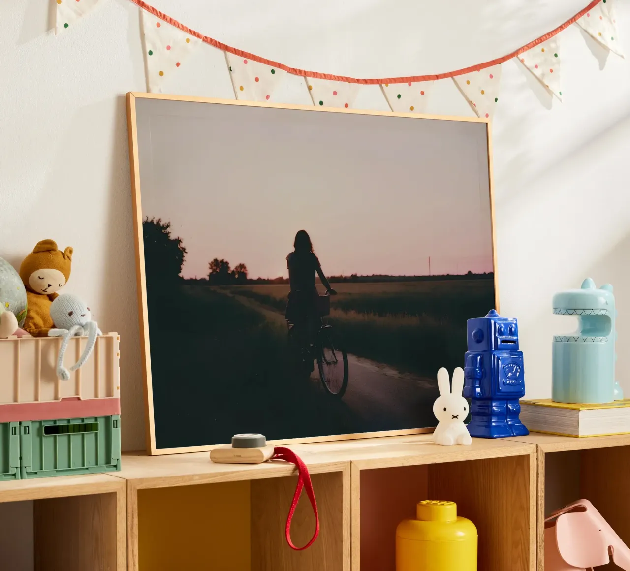 silhouette di una ragazza in bicicletta su una strada di campagna poster con telaio in legno da serinae