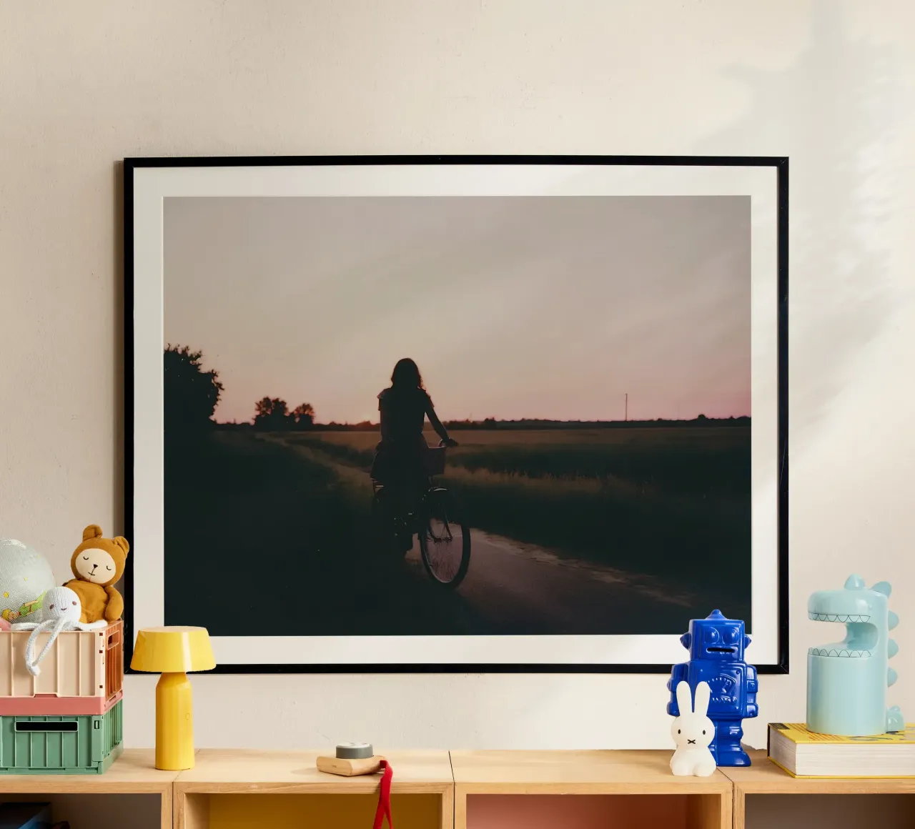 silhouette di una ragazza in bicicletta su una strada di campagna poster con telaio in legno da serinae