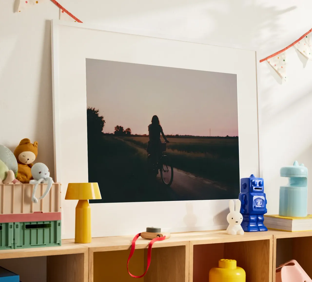 silhouette di una ragazza in bicicletta su una strada di campagna poster con telaio in legno da serinae
