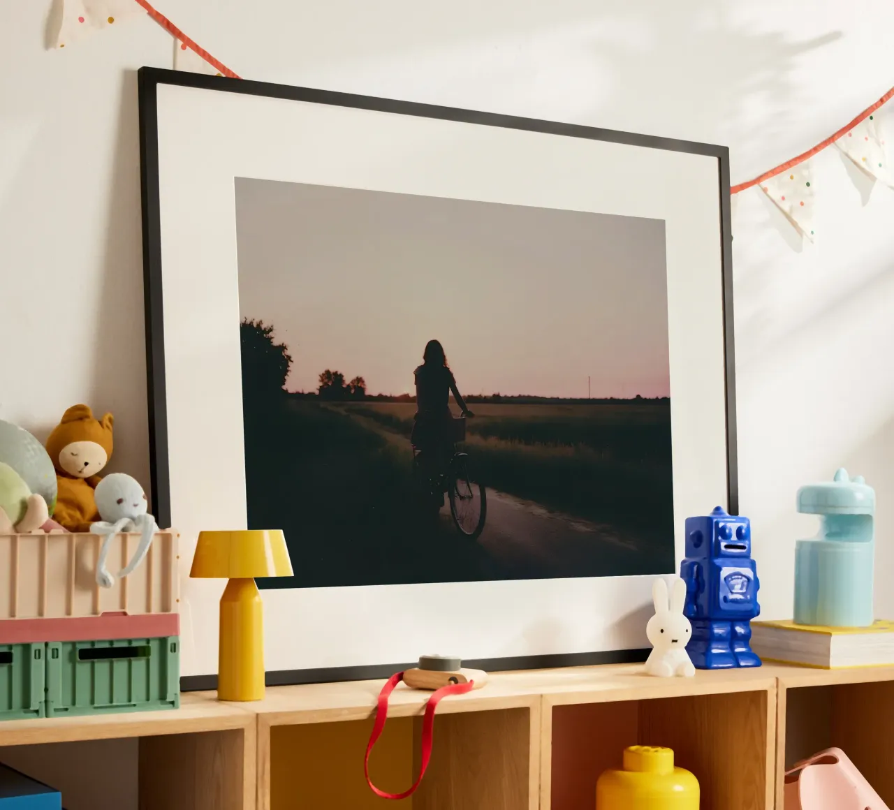 silhouette di una ragazza in bicicletta su una strada di campagna poster con telaio in legno da serinae