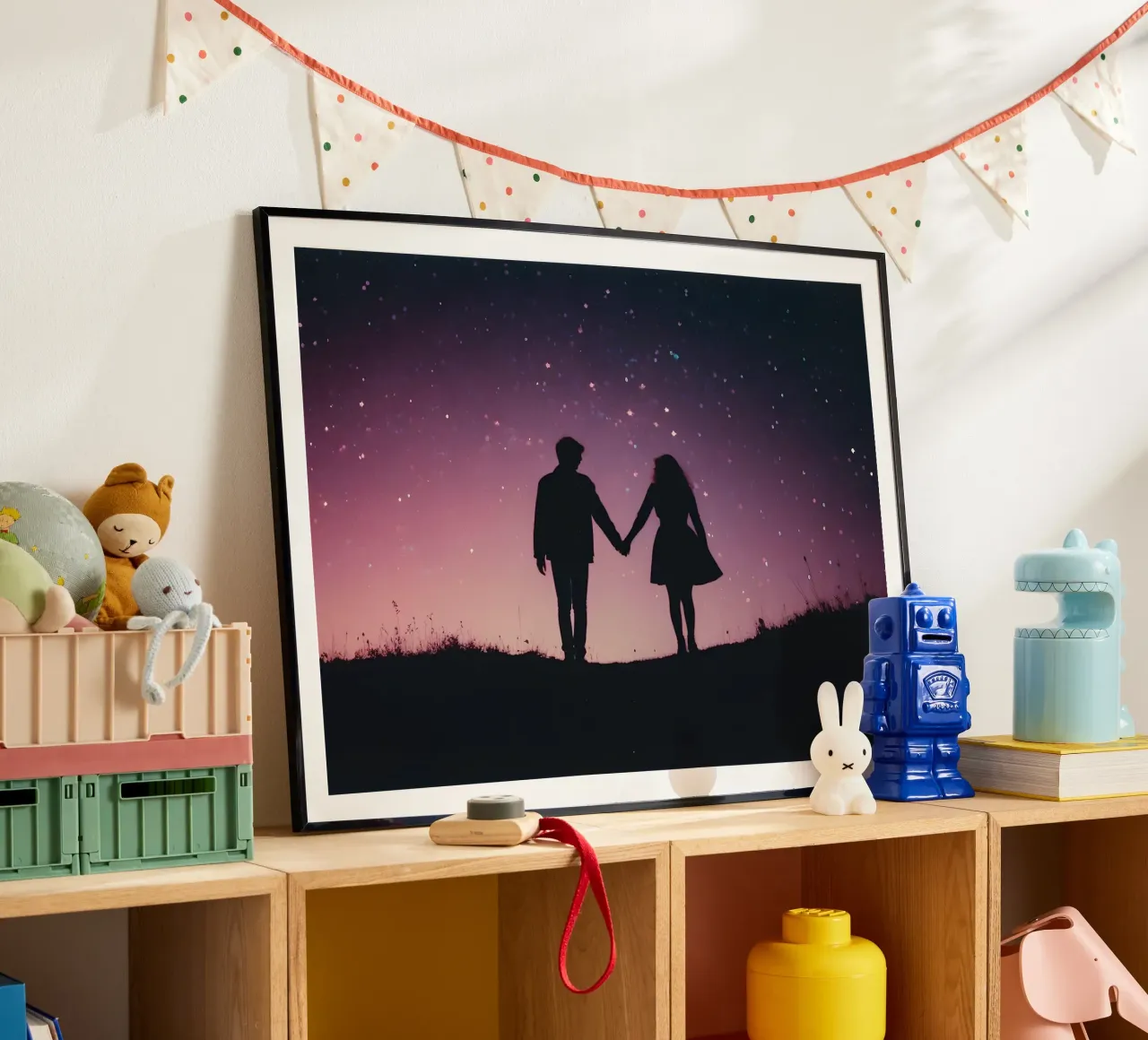 silhouette d'un couple se tenant par la main sous un ciel étoilé poster avec cadre en plastique de serinae