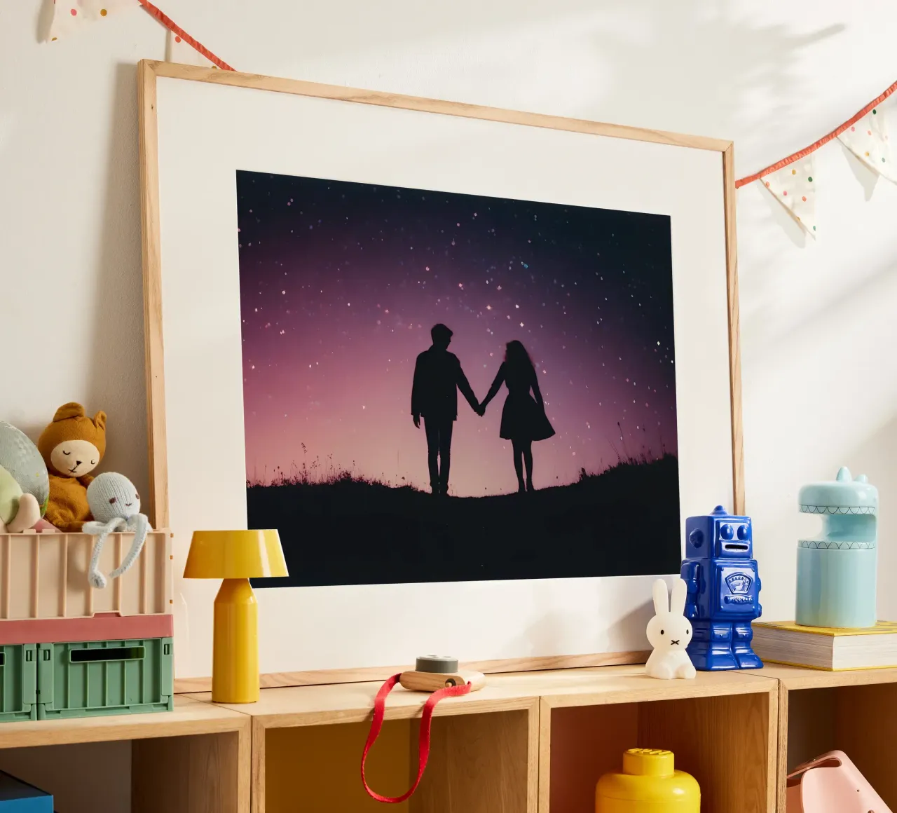 silhouette d'un couple se tenant par la main sous un ciel étoilé poster avec cadre en plastique de serinae