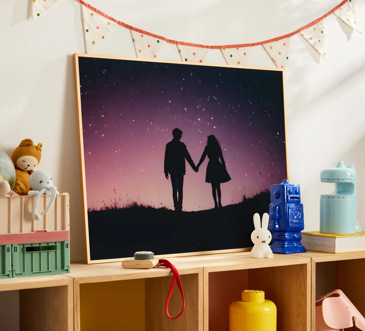 silhouette d'un couple se tenant par la main sous un ciel étoilé poster avec cadre en plastique de serinae