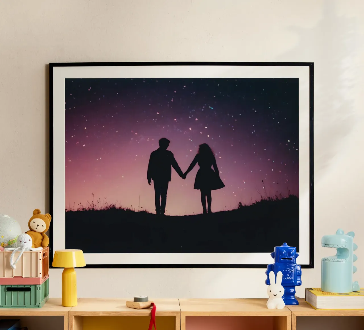 silhouette d'un couple se tenant par la main sous un ciel étoilé poster avec cadre en plastique de serinae