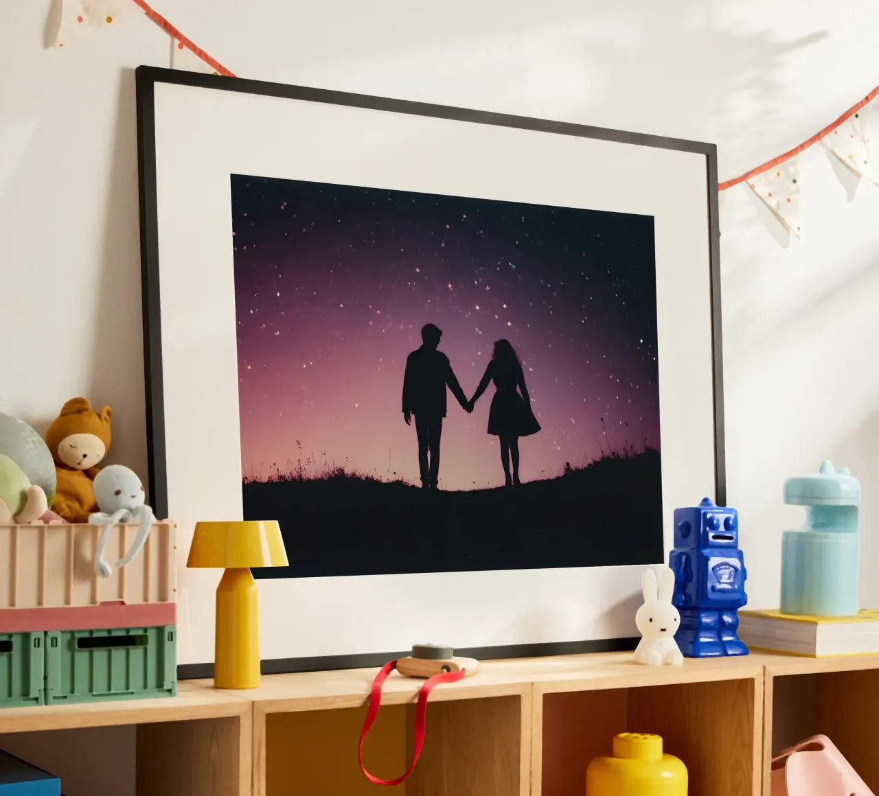 silhouette d'un couple se tenant par la main sous un ciel étoilé poster avec cadre en plastique de serinae