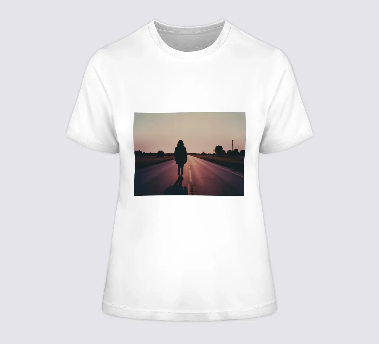 sagoma di una ragazza in piedi in una strada vuota t-shirt da donna da serinae
