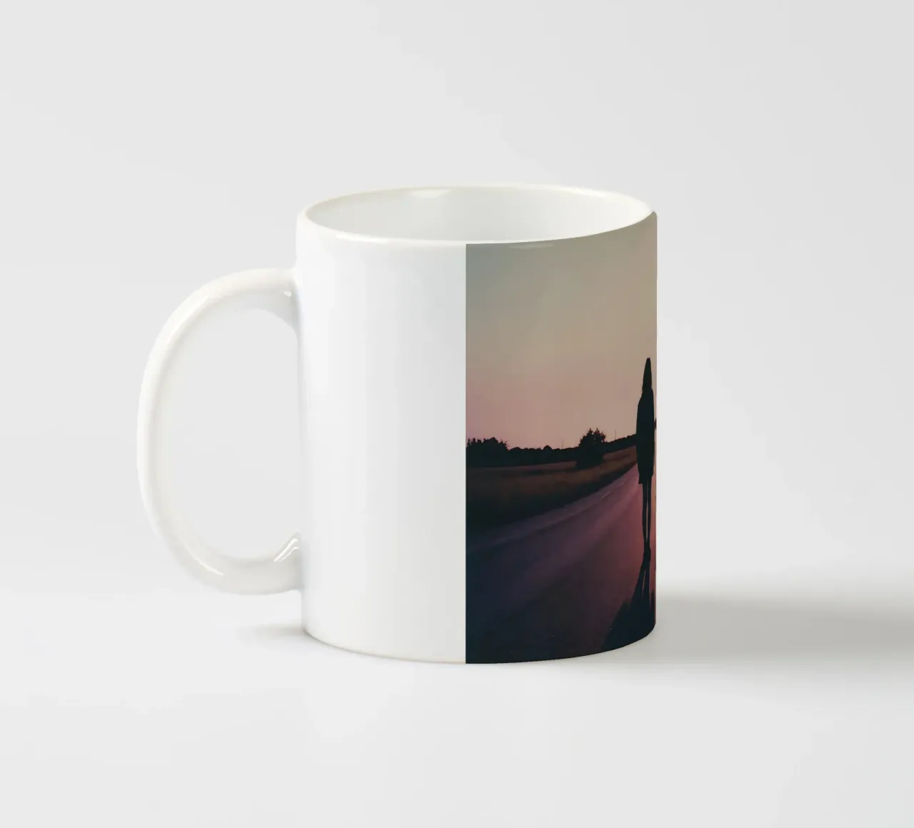 sagoma di una ragazza in piedi in una strada vuota tazza in ceramica da serinae