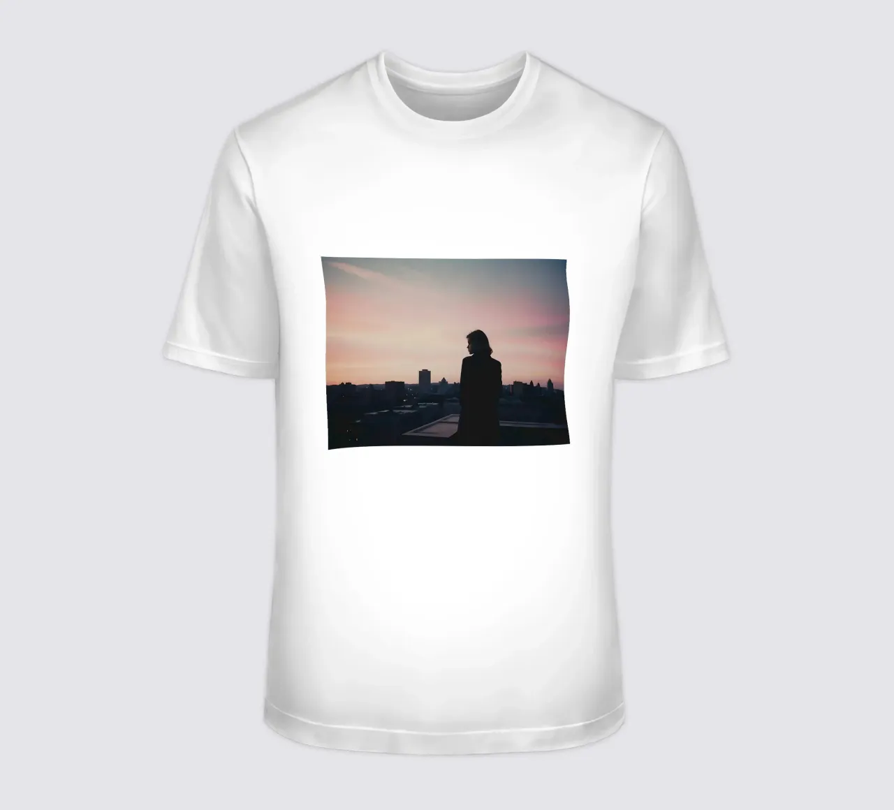 silhouette di una ragazza in piedi su un tetto della città t-shirt da serinae