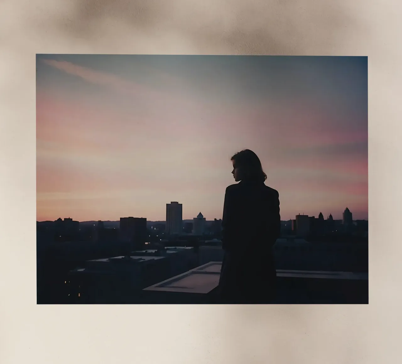 silhouette di una ragazza in piedi su un tetto della città pellicola backlit da serinae