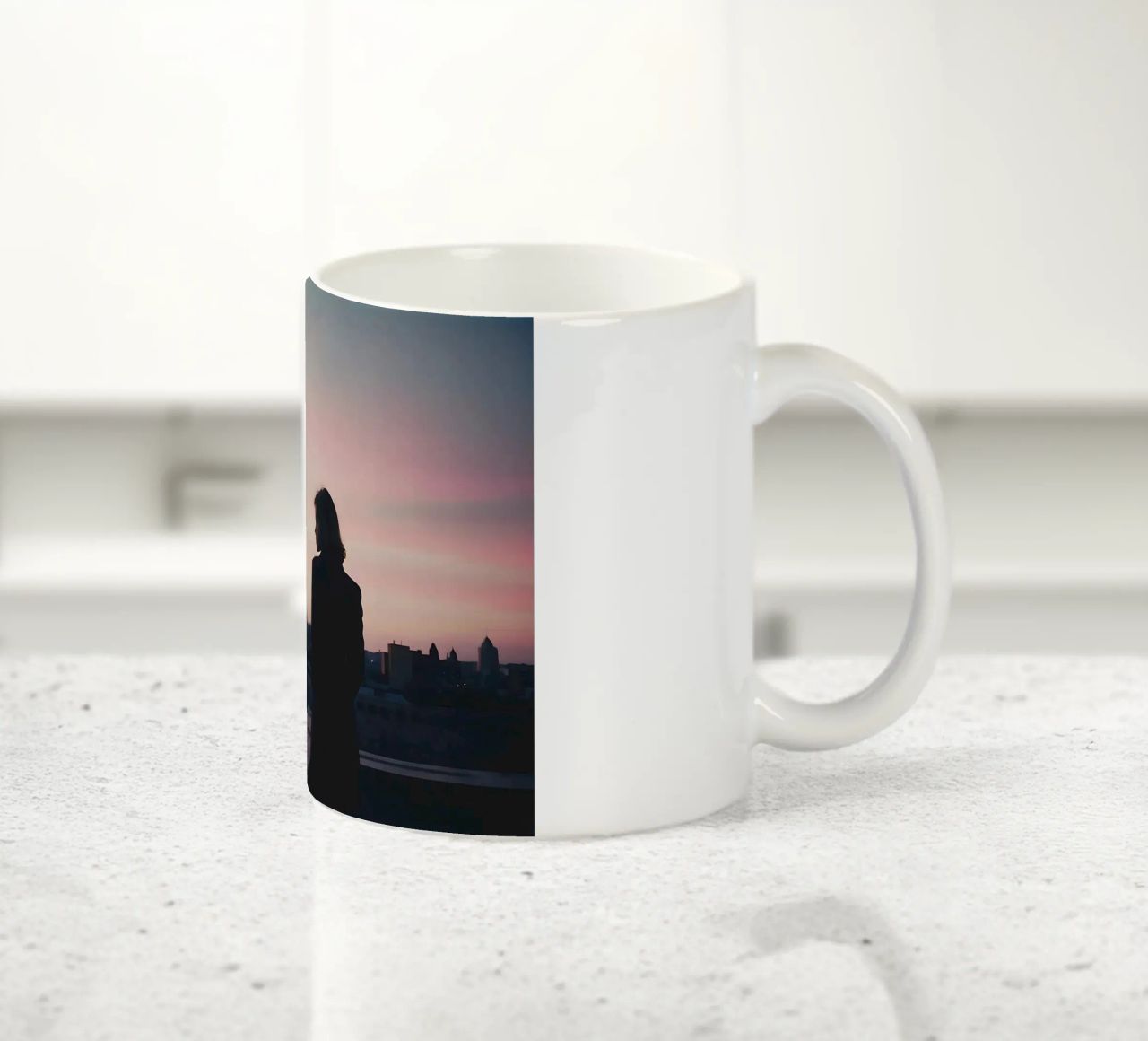 silhouette di una ragazza in piedi su un tetto della città tazza in ceramica da serinae
