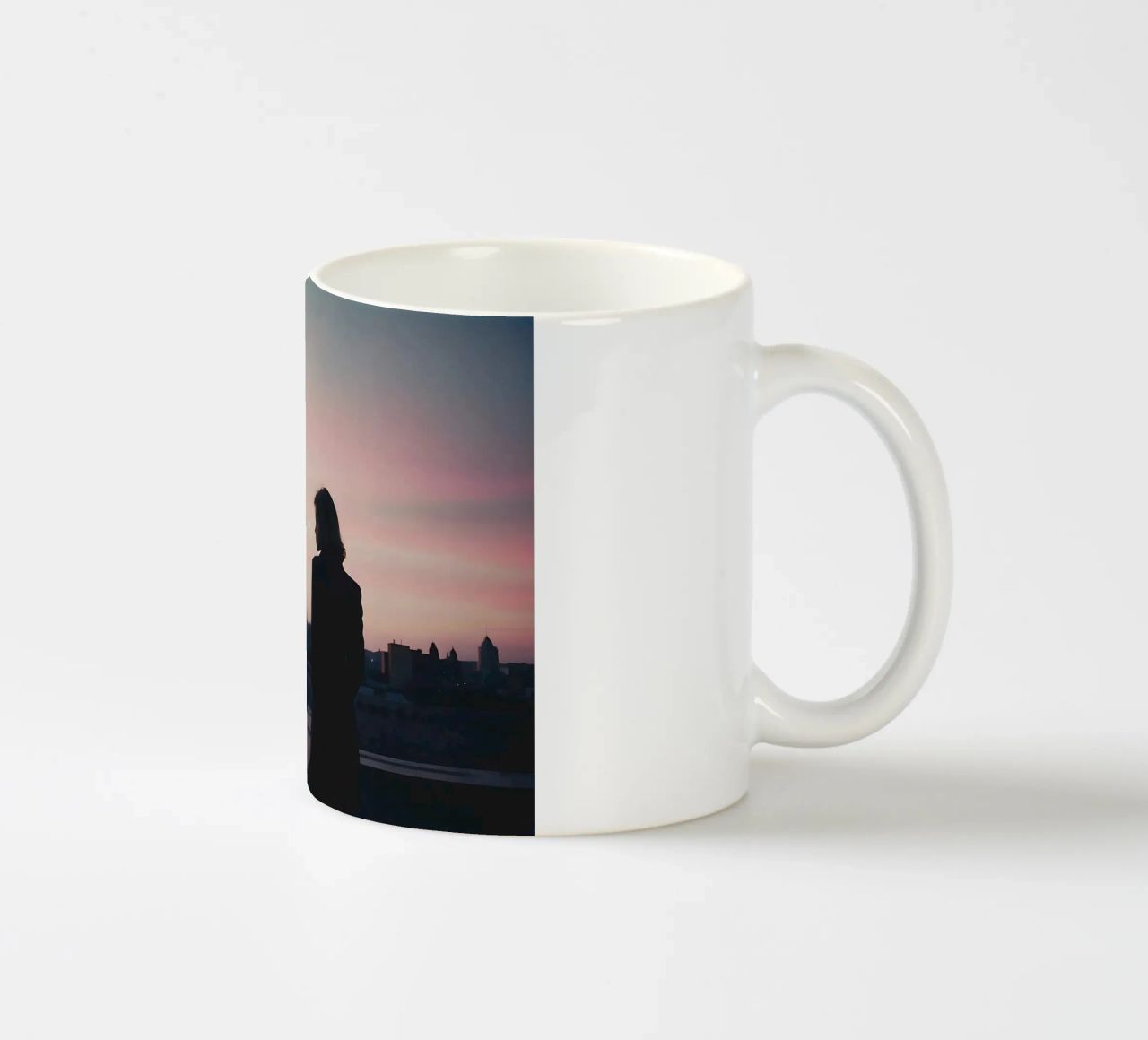 silhouette di una ragazza in piedi su un tetto della città tazza in ceramica da serinae
