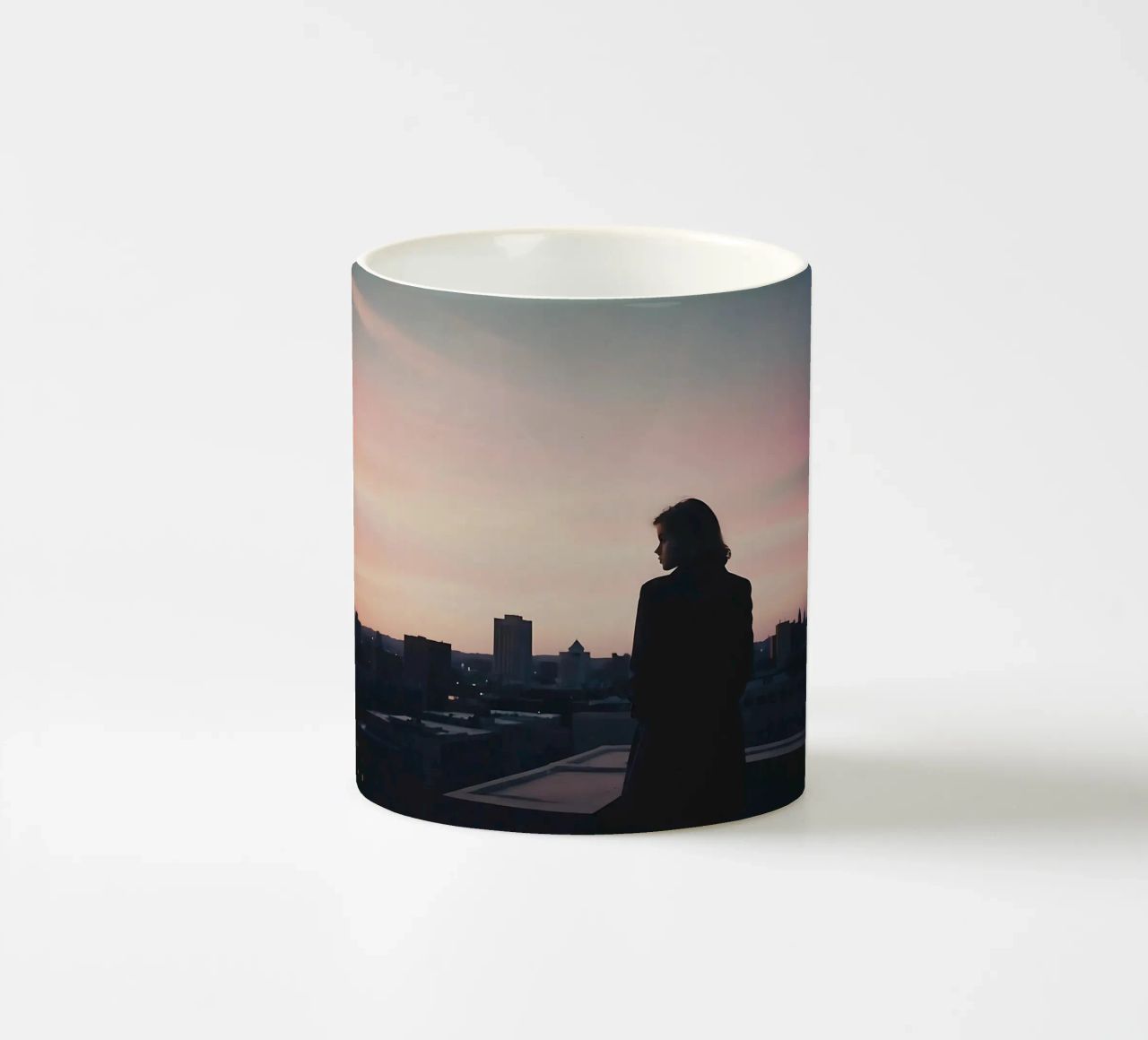 silhouette di una ragazza in piedi su un tetto della città tazza in ceramica da serinae