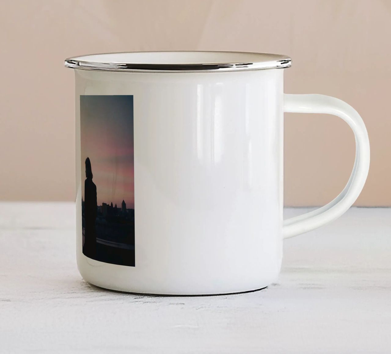 silhouette di una ragazza in piedi su un tetto della città tazza in smalto da serinae