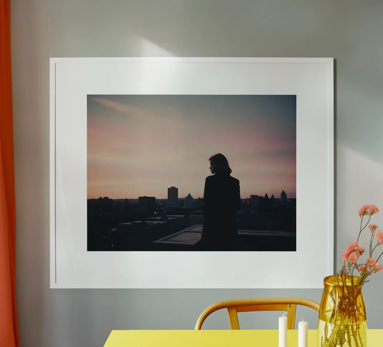 silhouette di una ragazza in piedi su un tetto della città poster con telaio in legno da serinae