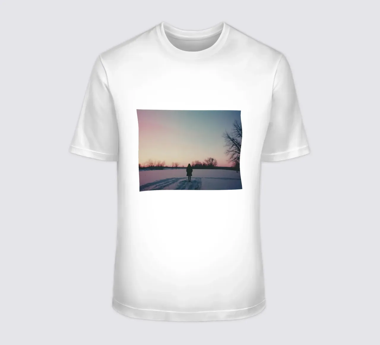sagoma di una ragazza in piedi in un campo di neve t-shirt da serinae