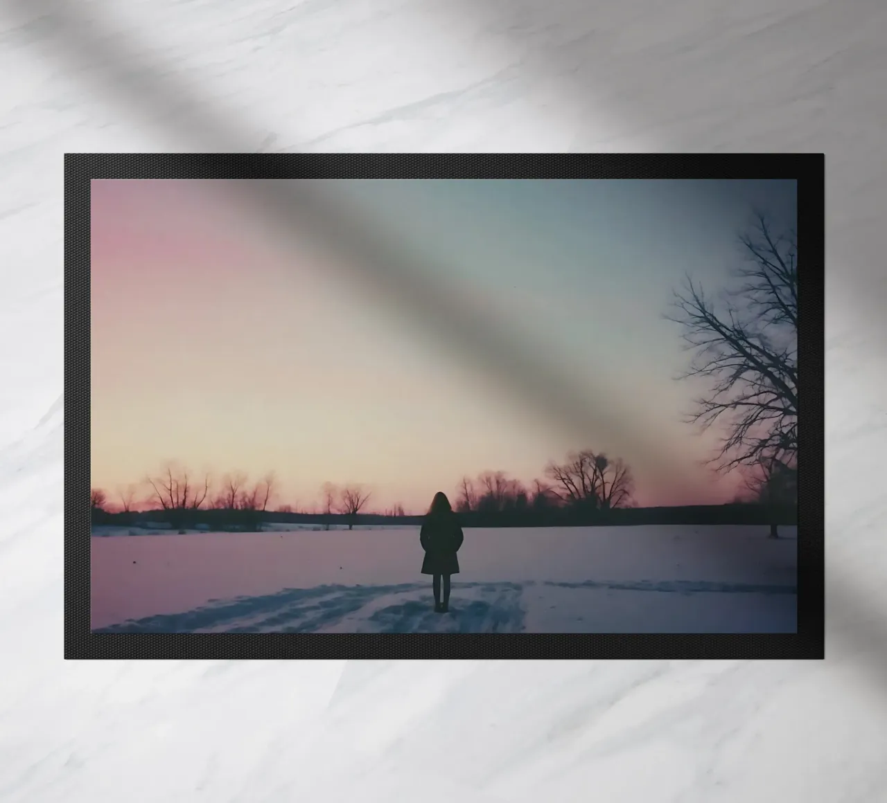 sagoma di una ragazza in piedi in un campo di neve zerbino da serinae