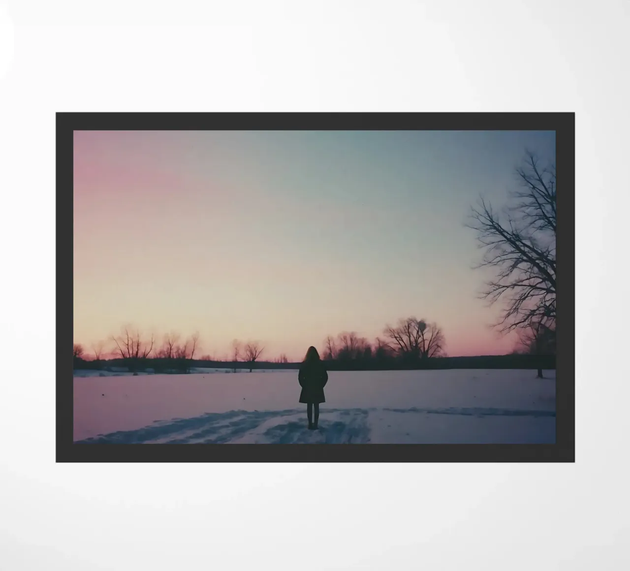 sagoma di una ragazza in piedi in un campo di neve zerbino da serinae