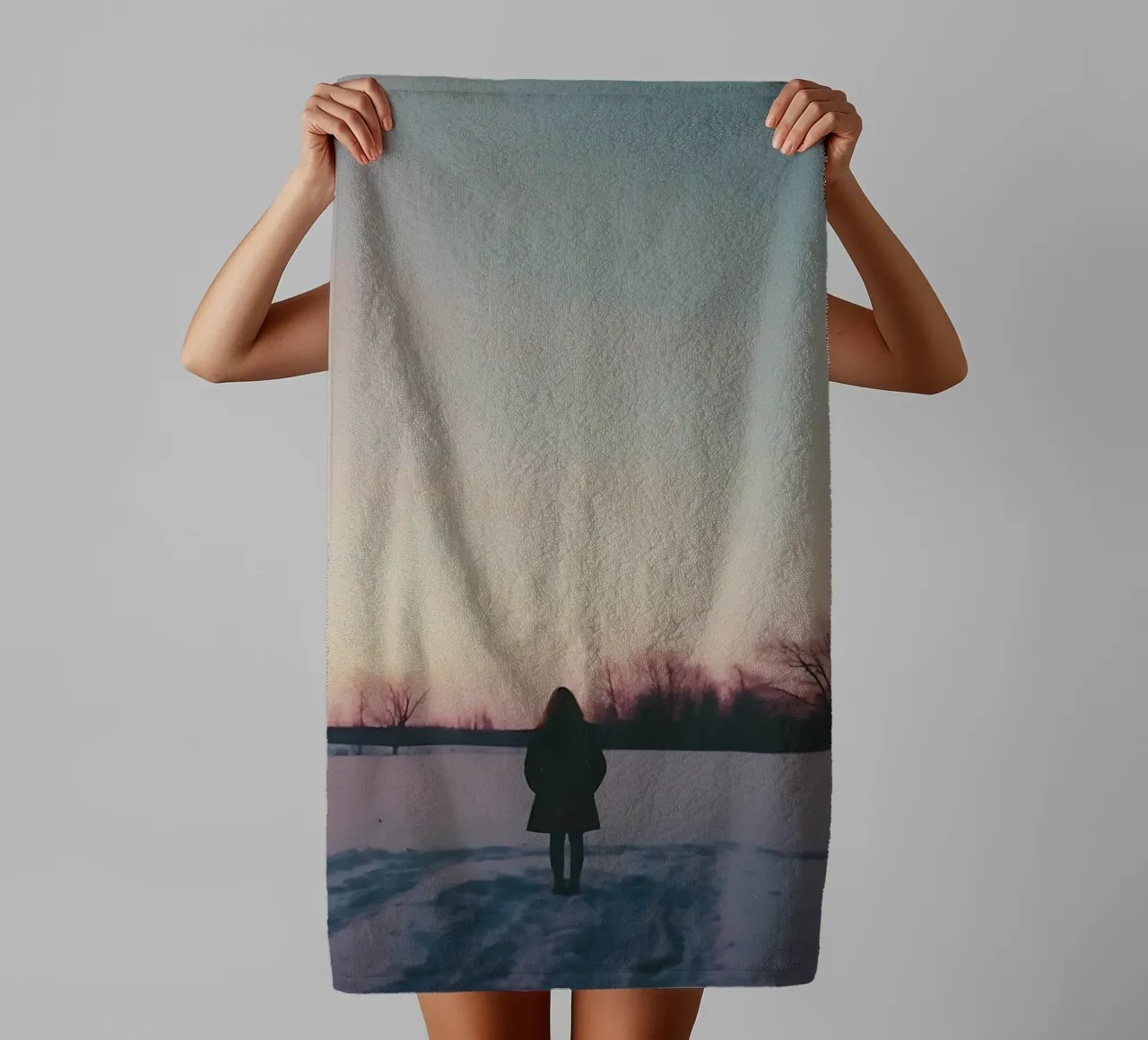 sagoma di una ragazza in piedi in un campo di neve asciugamano da bagno da serinae