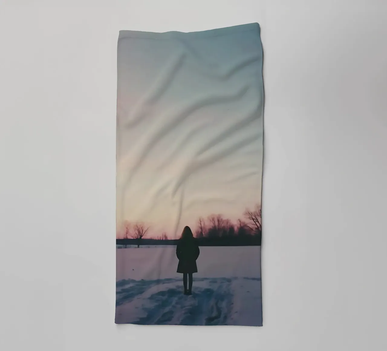 sagoma di una ragazza in piedi in un campo di neve asciugamano da bagno da serinae