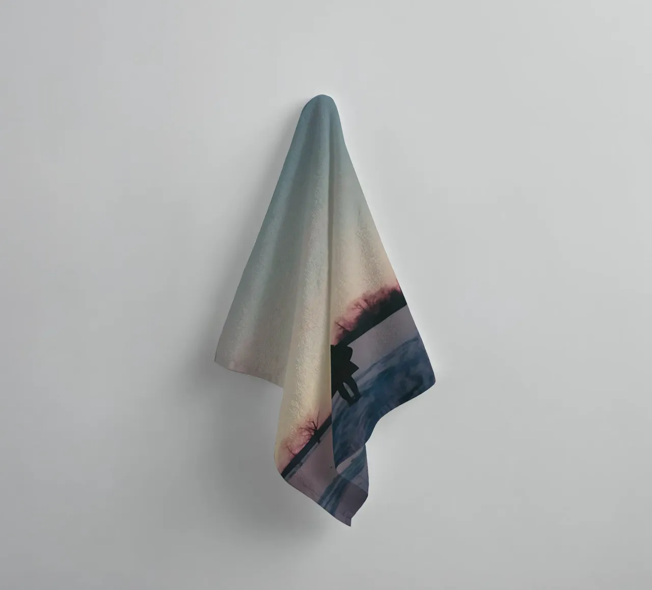 sagoma di una ragazza in piedi in un campo di neve asciugamano da bagno da serinae