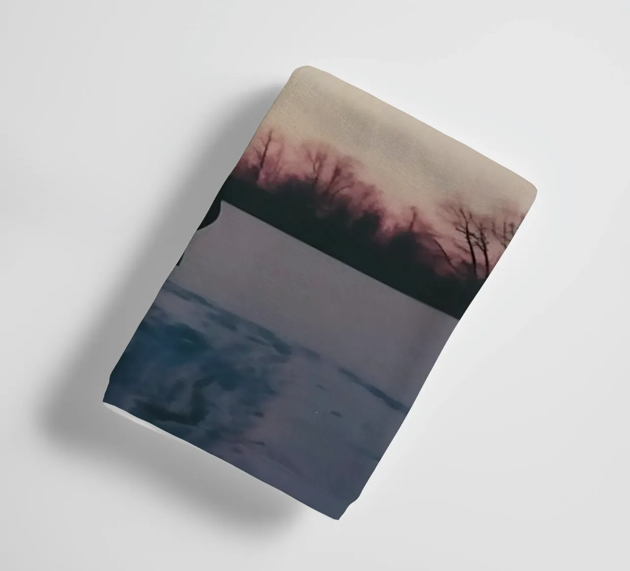 sagoma di una ragazza in piedi in un campo di neve asciugamano da bagno da serinae