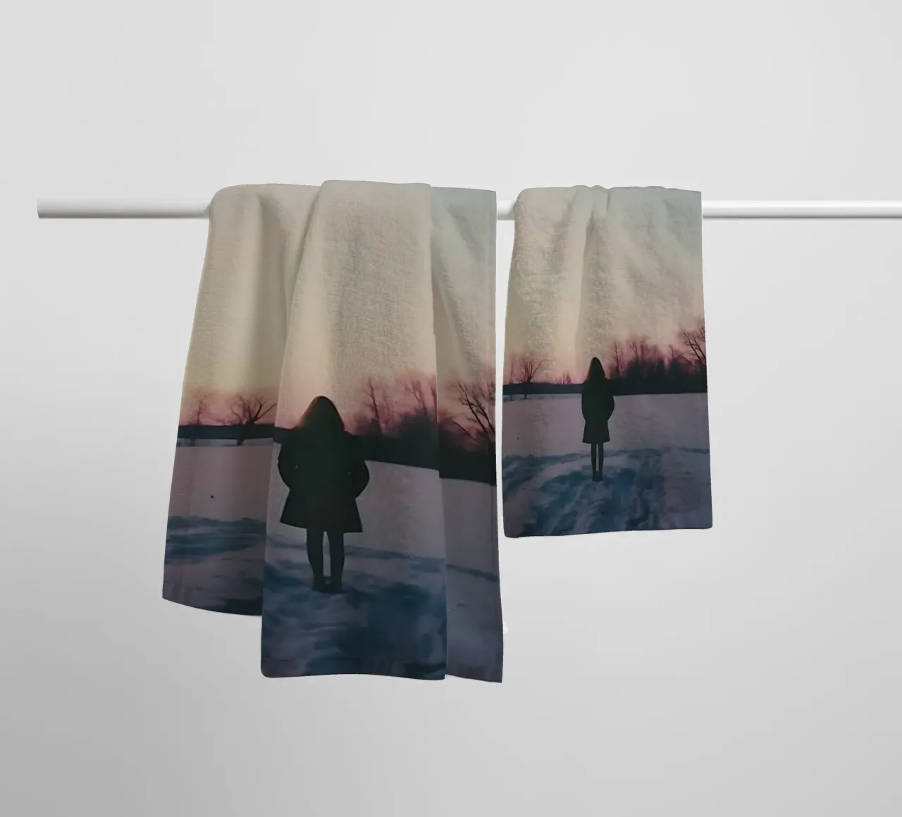 sagoma di una ragazza in piedi in un campo di neve asciugamano da bagno da serinae