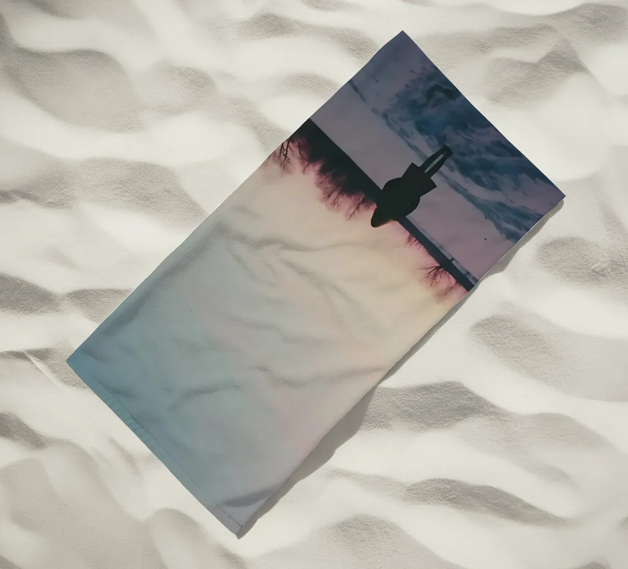 sagoma di una ragazza in piedi in un campo di neve telo mare da serinae