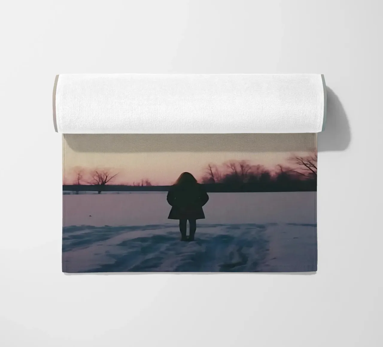 sagoma di una ragazza in piedi in un campo di neve telo mare da serinae