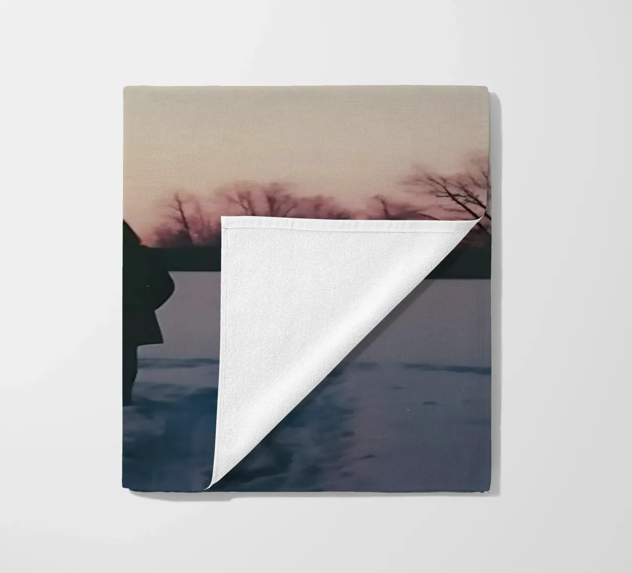 sagoma di una ragazza in piedi in un campo di neve telo mare da serinae